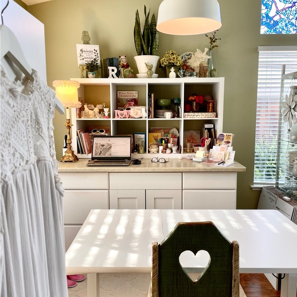 Hi! My name is Renée, welcome to my Closet on Poshmark🩷 - Picture 2 of 10